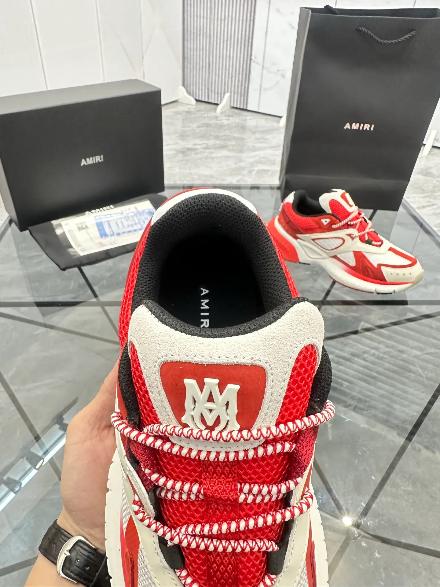 Men's shoes: 💰P720¥ Guangzhou top quality Product trademark: AMIRI* "Amir*" low-top casual shoes Regular size: 39-44 (can be customized to 45) Product materials: upper imported first-layer cowhide stitching original material, breathable lining, original outsole. Number: 525